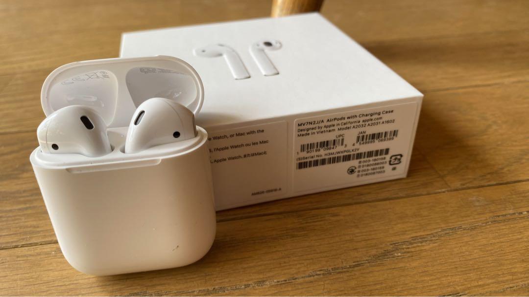 Apple AirPods With Charging Case 第2世代 M… イヤフォン | red