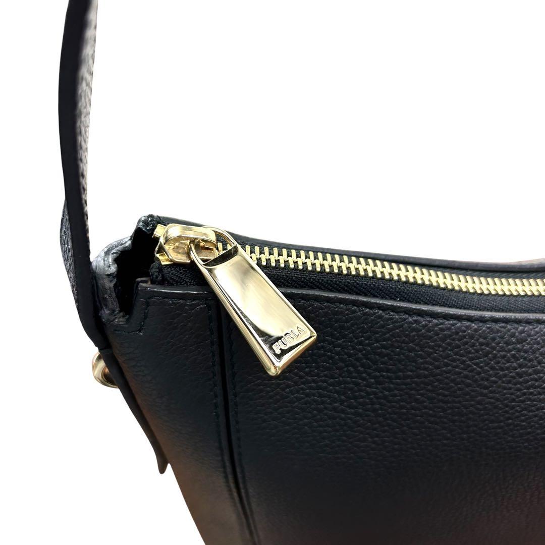 フルラ　FURLA ショルダーバッグ　レザー　しぼ革　ブラック　黒　斜め掛け