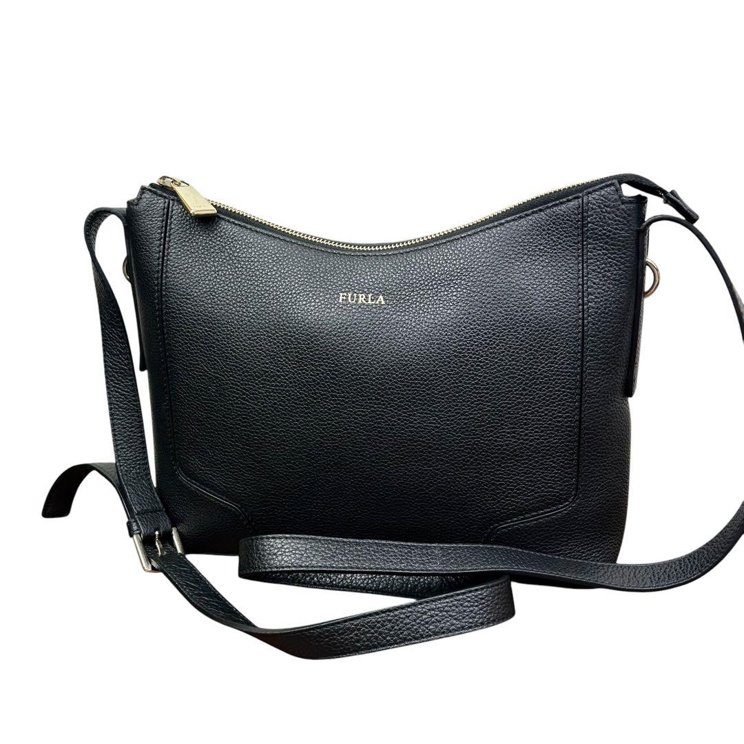 フルラ　FURLA ショルダーバッグ　レザー　しぼ革　ブラック　黒　斜め掛け