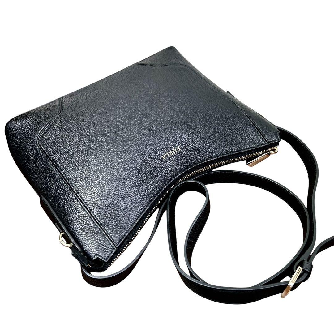 フルラ　FURLA ショルダーバッグ　レザー　しぼ革　ブラック　黒　斜め掛け