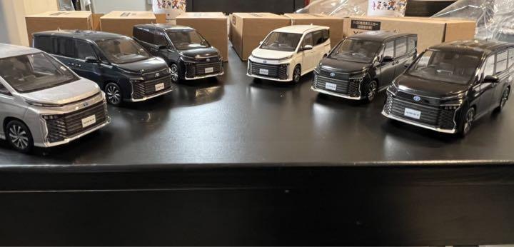 新型ヴォクシー カラーサンプルカー〈全色〉