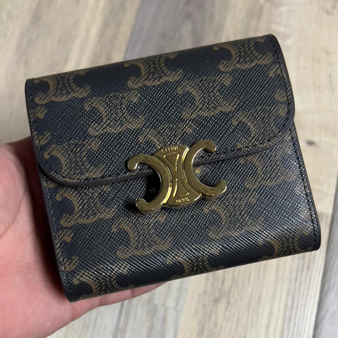 【美品】 セリーヌ トリオンフ スモールフラップウォレット タン 三つ折り財布