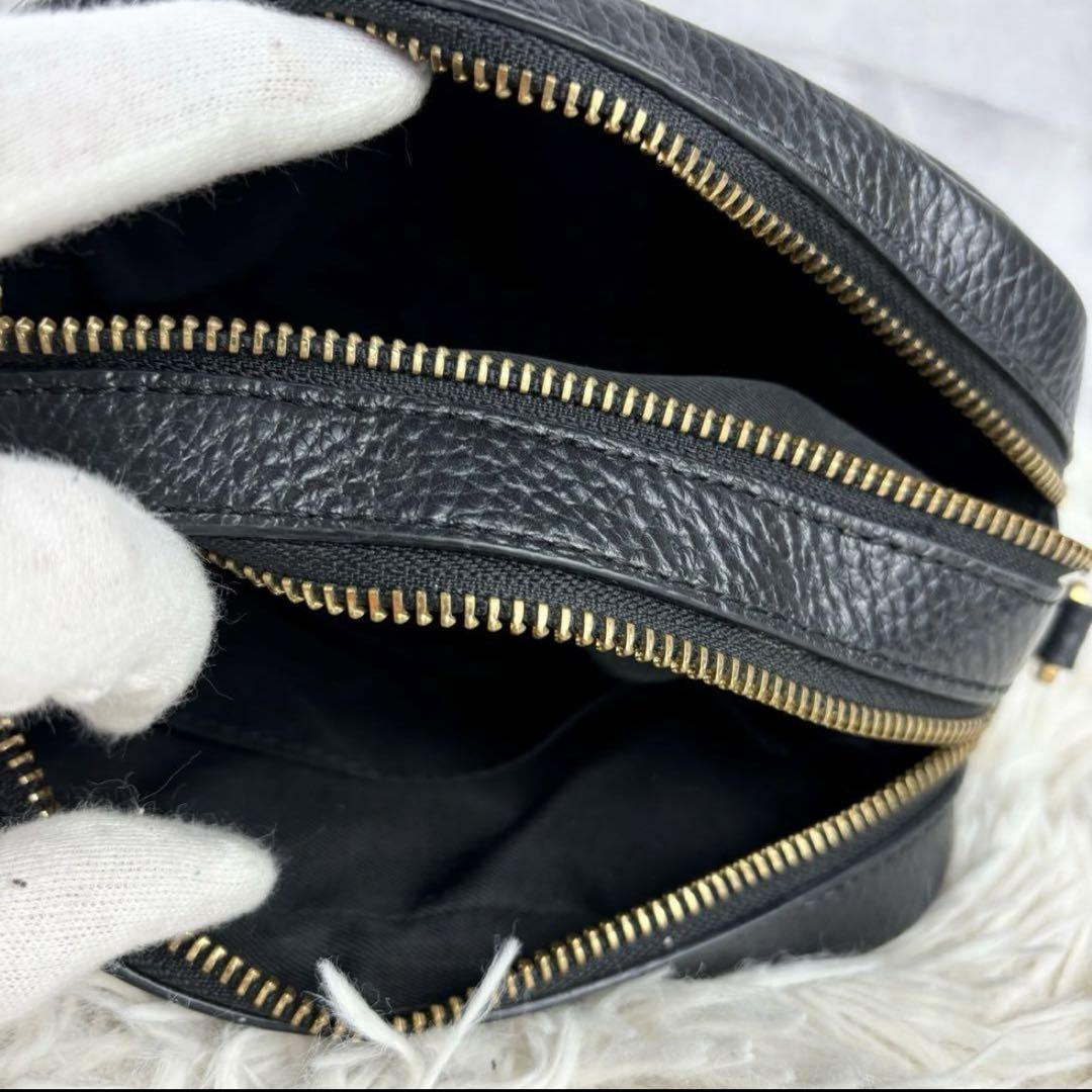 美品✨トリーバーチ　ペリーボンベ　ショルダーバッグ ダブルジップ　エンボスロゴ 美品✨トリーバーチ ペリーボンベ ショルダーバッグ ダブル