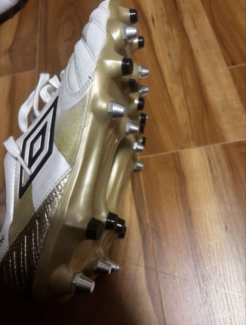 Umbro ACCERATOR サッカースパイク ホワイト/ゴールド