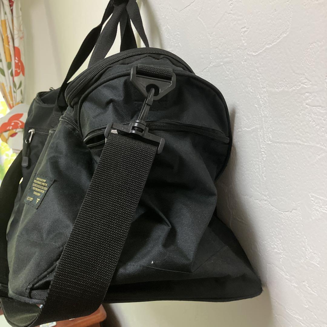 黒いダッフルバッグ ショルダーストラップ付き