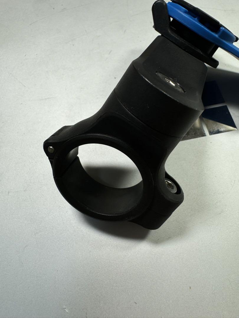 バイク用スマホホルダー　クアッドロック 衝撃吸収ダンパー付き