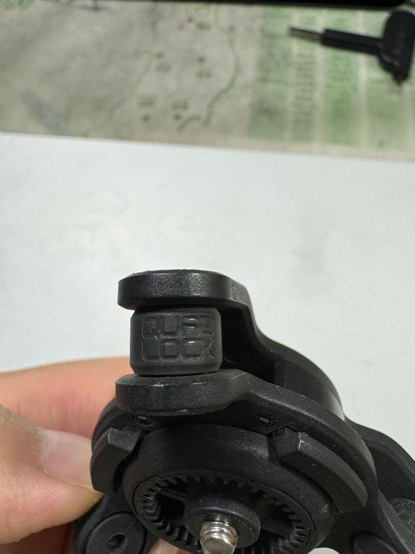 バイク用スマホホルダー　クアッドロック 衝撃吸収ダンパー付き