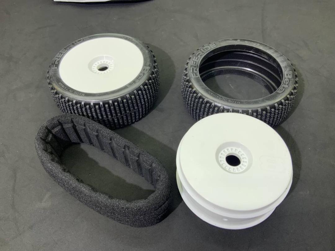 Beta社1:8バギー用タイヤ Freeride(S)白ホイールセット1台分