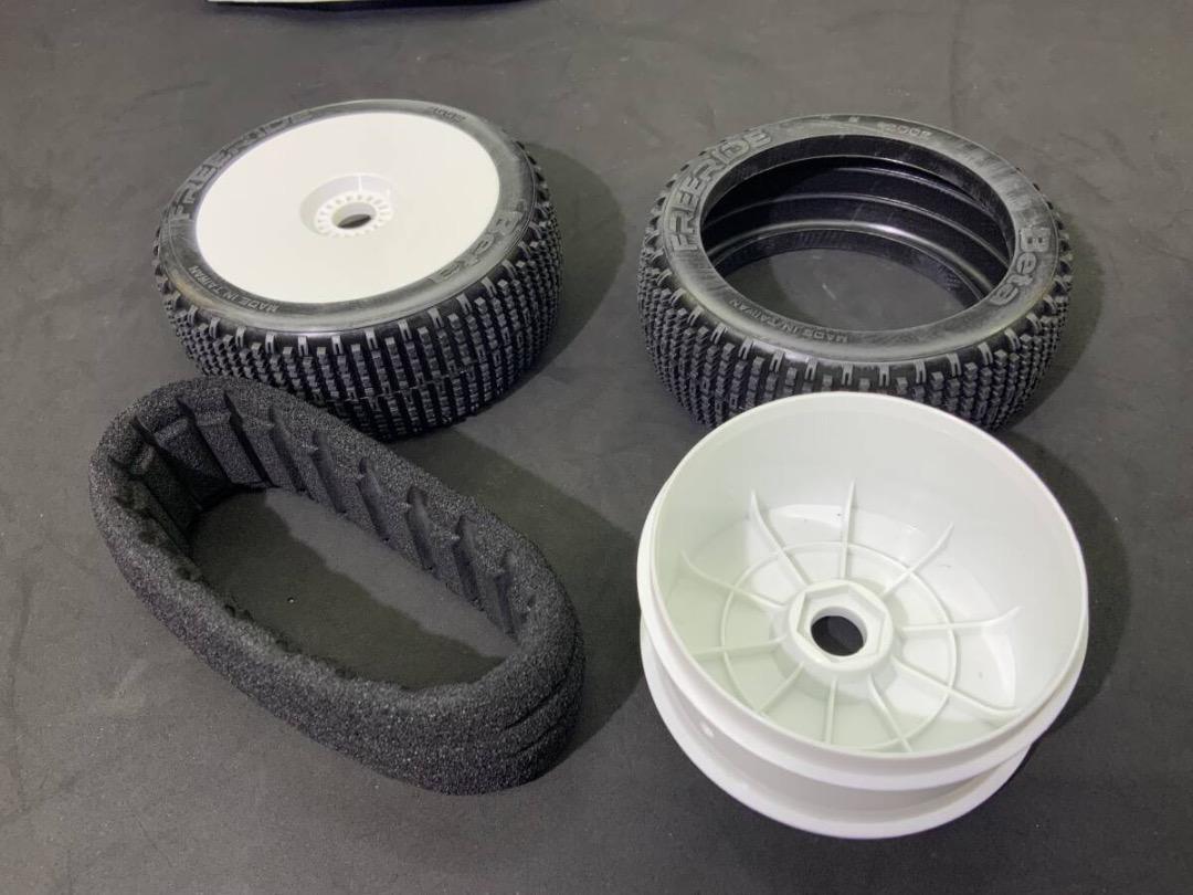 Beta社1:8バギー用タイヤ Freeride(S)白ホイールセット1台分