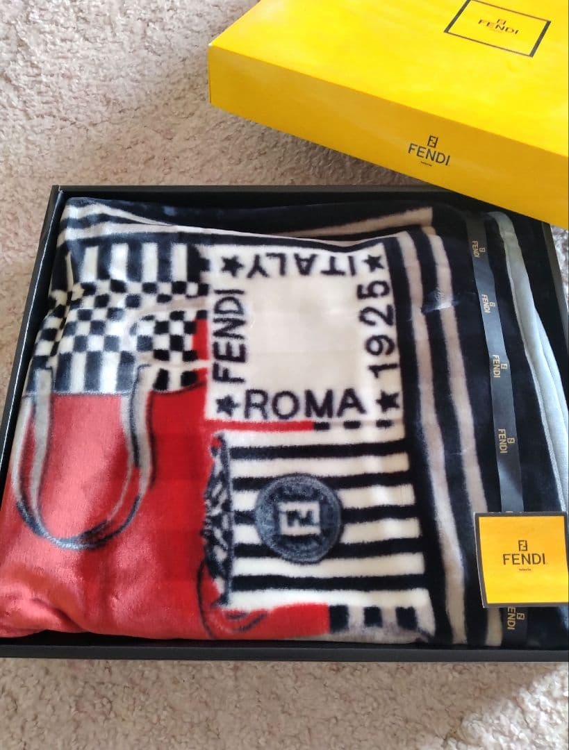 FENDI ハーフ毛布 約100cm x 140cm FENDI ハーフ毛布 約100cm x 140cm