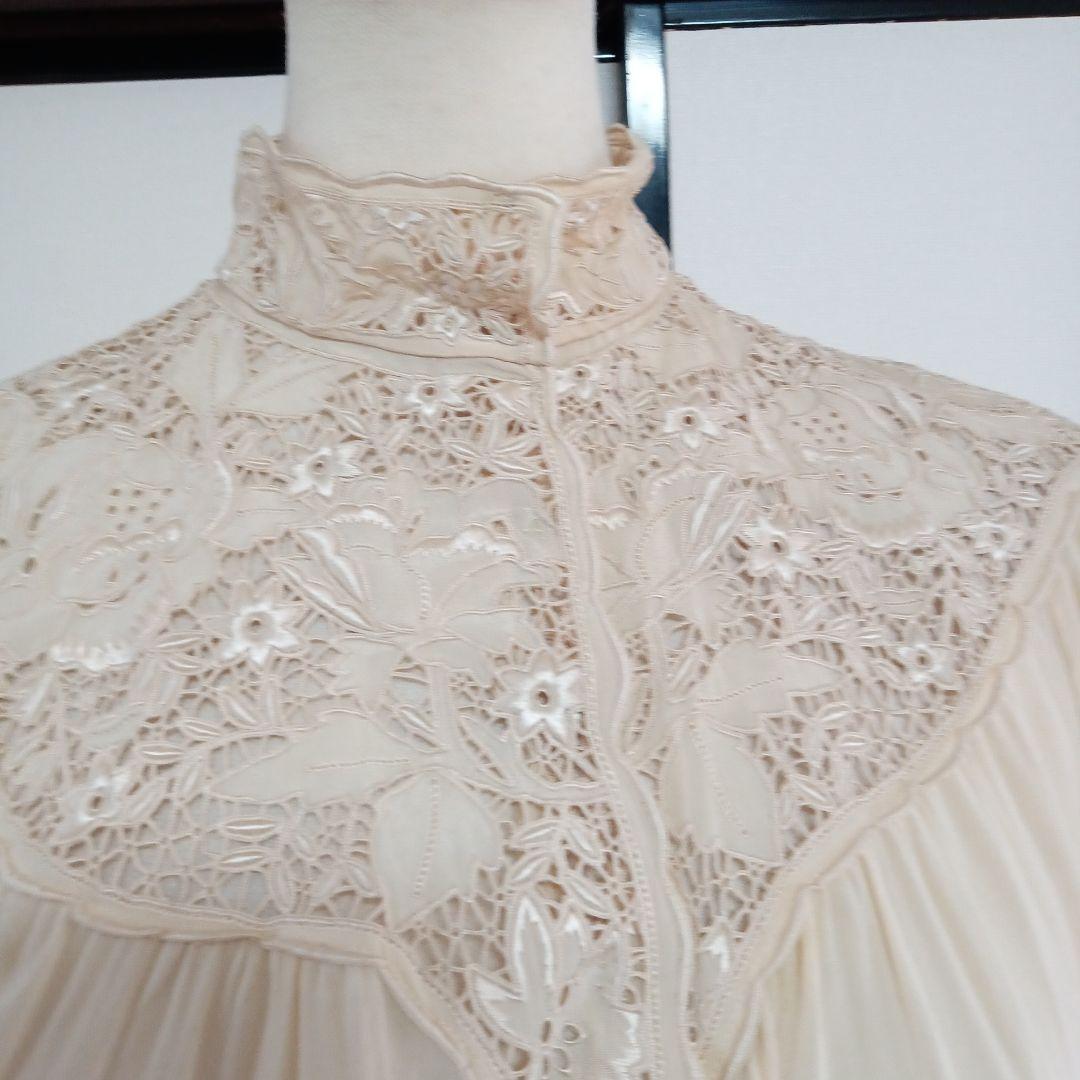森英恵 豪華汕頭刺繍の襟付きクリーム色長袖ブラウス シルク クリーニング済目立った傷や汚れなし