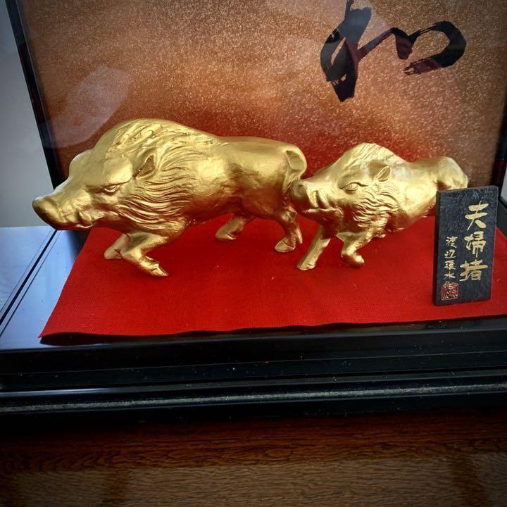金色のイノシシ彫刻