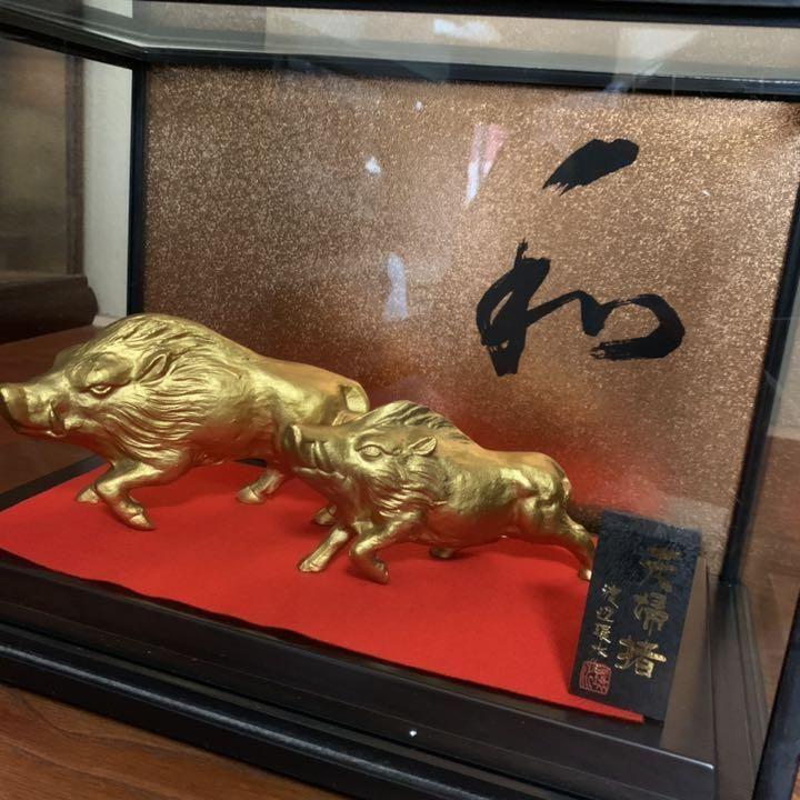 金色のイノシシ彫刻
