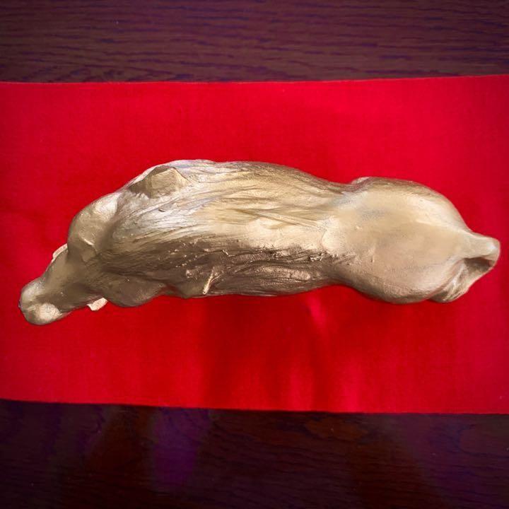 金色のイノシシ彫刻