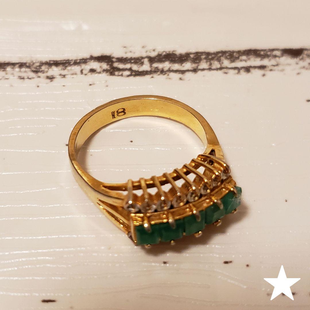 10刻印あり◆テーパードカットのビジュー付きゴールドリング エメラルド？天然石？