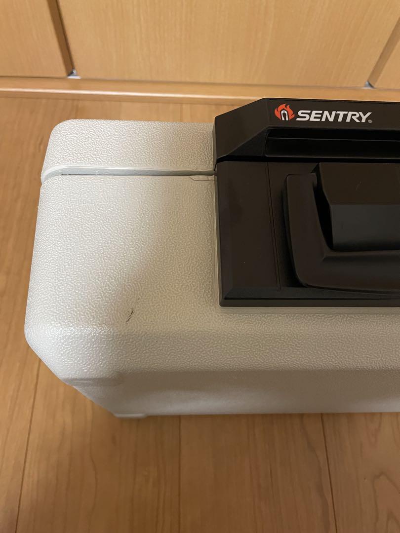 SentrySafe 鍵付き ポータブル 手提げ耐火金庫 1160 セキュリテ セントリー ポータブル耐火保管庫 フラットキー式 1160 7.2kg
