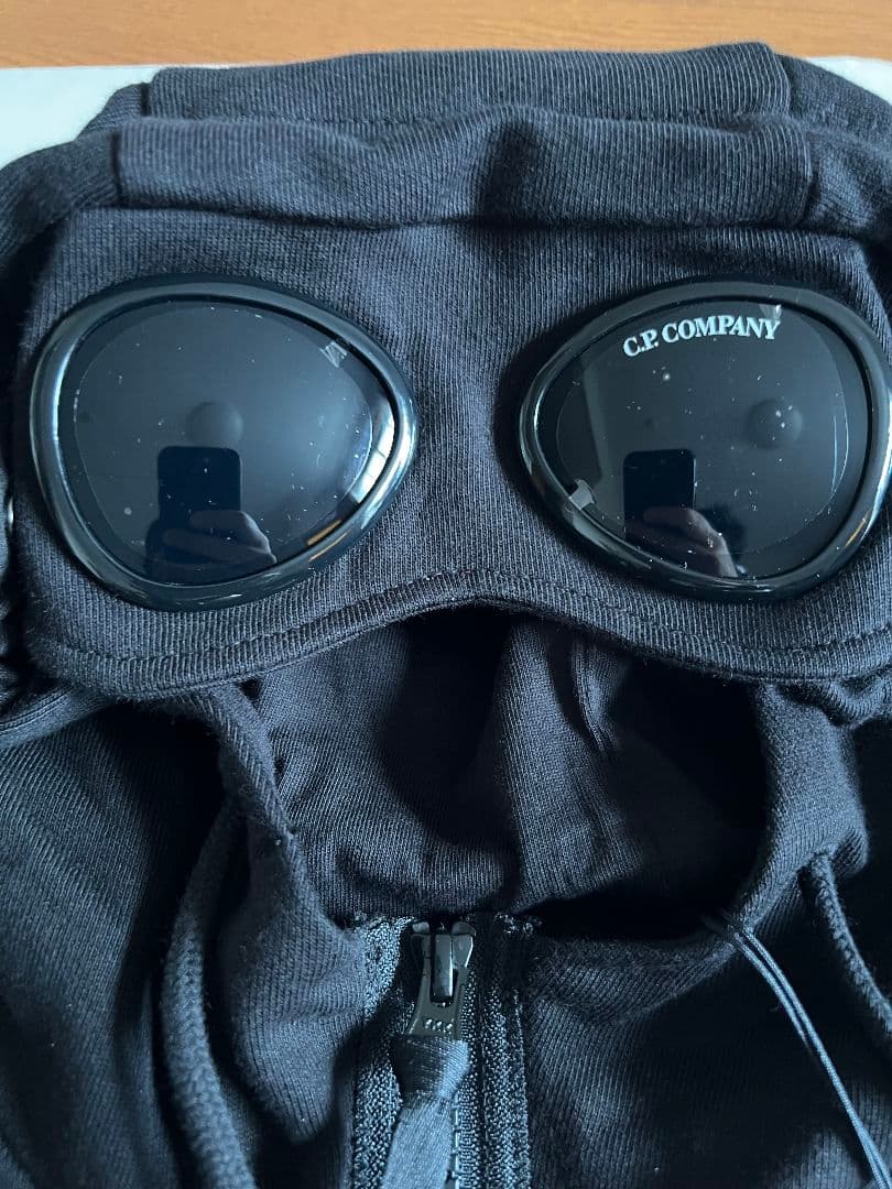 C.P. COMPANY ブラックパーカー サングラス付き無料