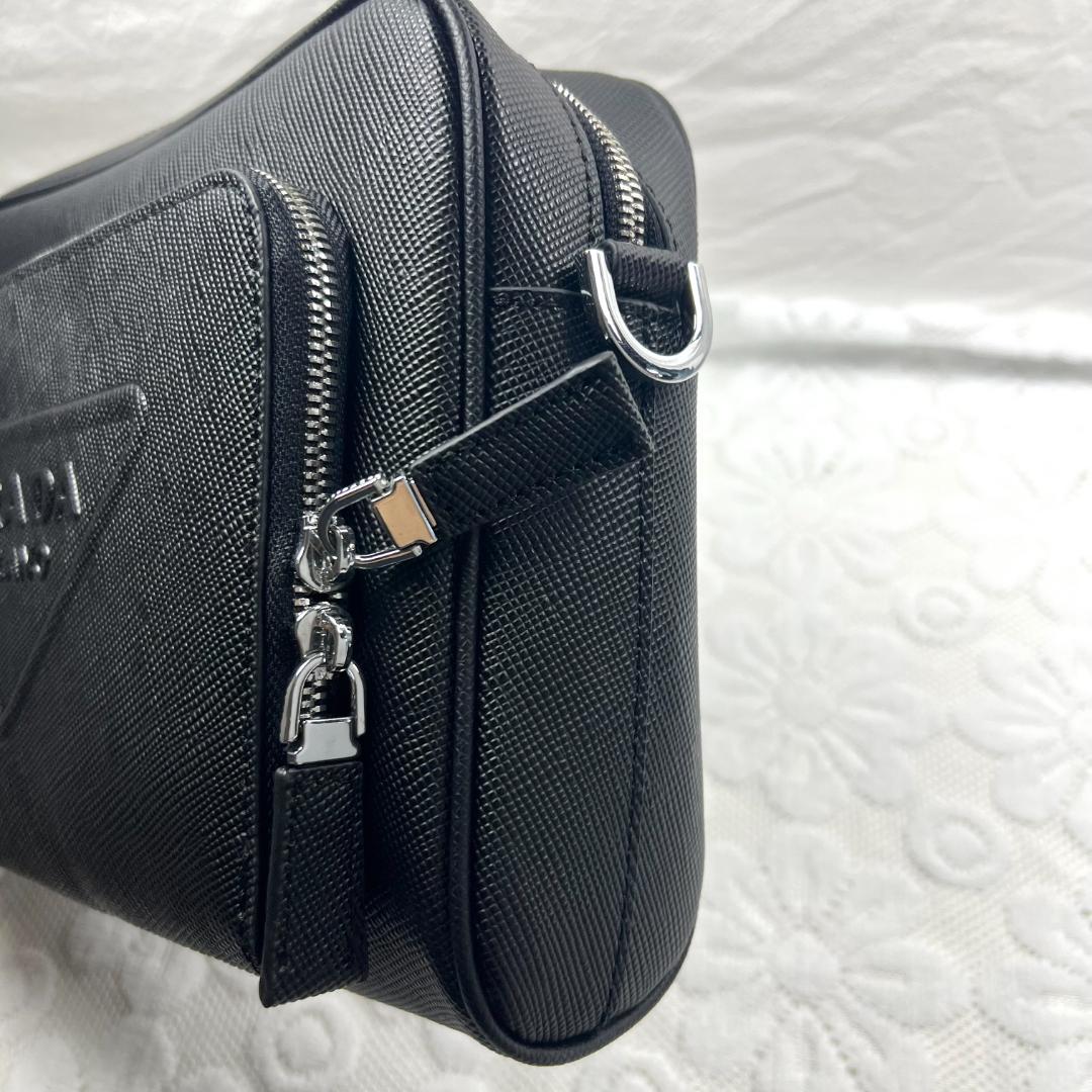 PRADA ブラック メッセンジャーバッグ