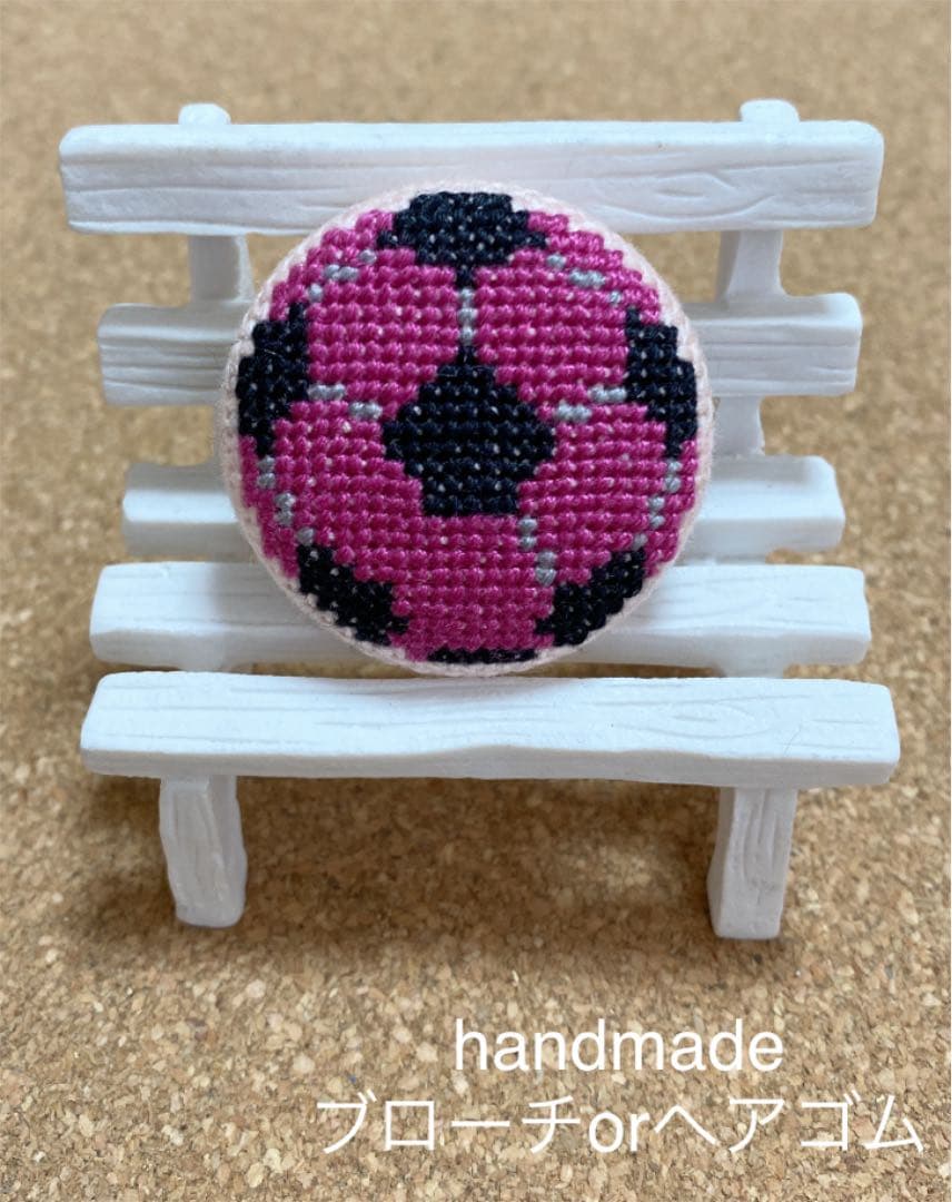 メルカリ ハンドメイド ブローチ サッカーボール クロスステッチ 刺繍 ピンク ブラック ファッション雑貨 550 中古や未使用のフリマ