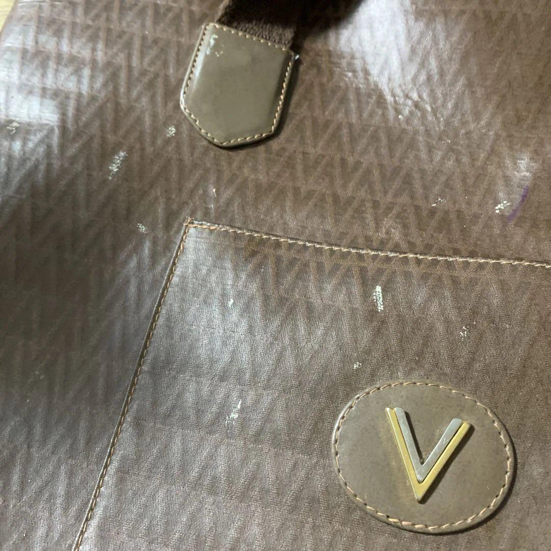 Mario Valentino★フロント・全面ロゴ☆合皮☆トートバッグ MARIO VALENTINO☆Vロゴ付き。総柄デザインブラウントートバッグ