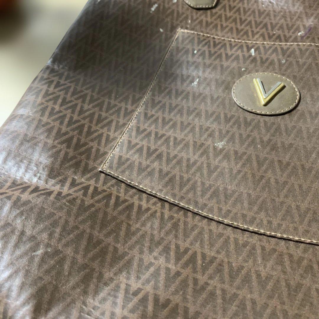 Mario Valentino★フロント・全面ロゴ☆合皮☆トートバッグ MARIO VALENTINO☆Vロゴ付き。総柄デザインブラウントートバッグ