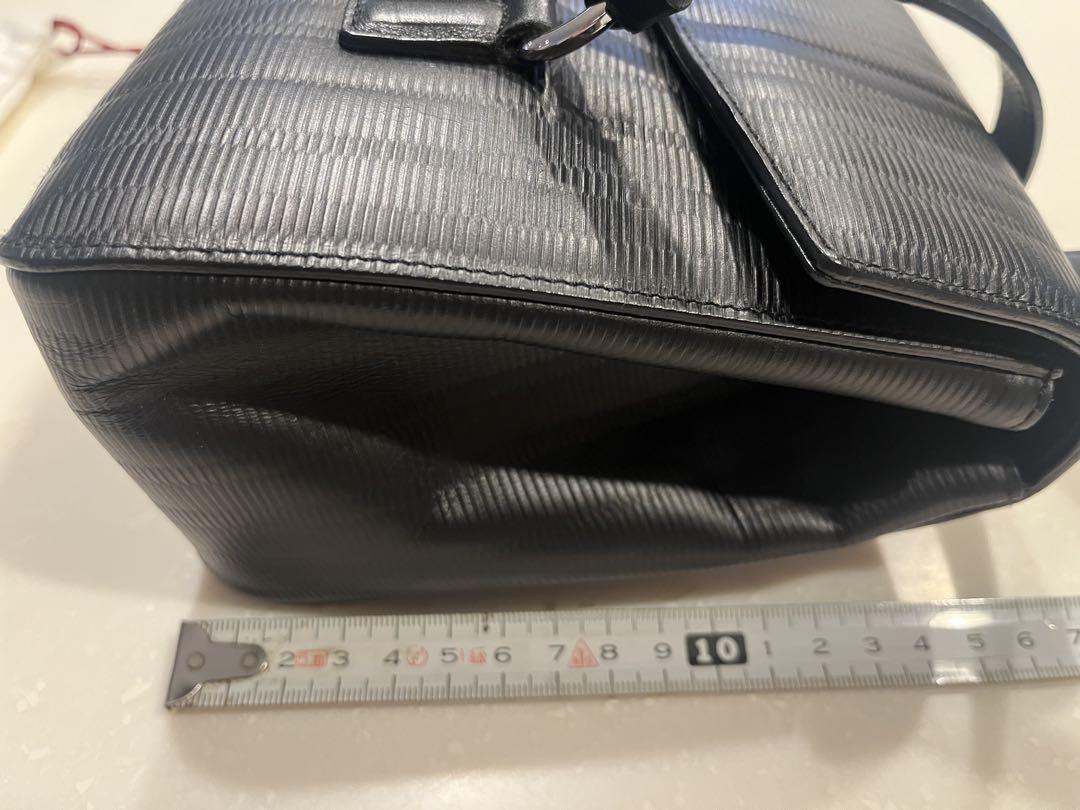 ★新品同様美品★ フェラガモ　ブラックショルダーバッグ ストライプパターン