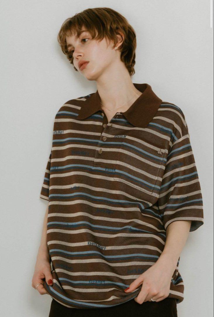 ロゴストライプ ニットポロシャツ レギュラー丈 (ブラウン) / 25SS