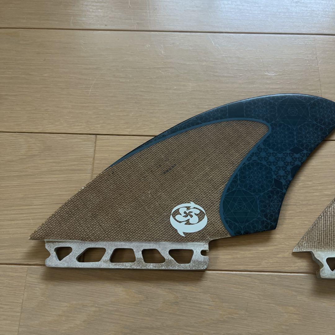 中古 FUTURES FIN フューチャー RASTA TWIN KEEL