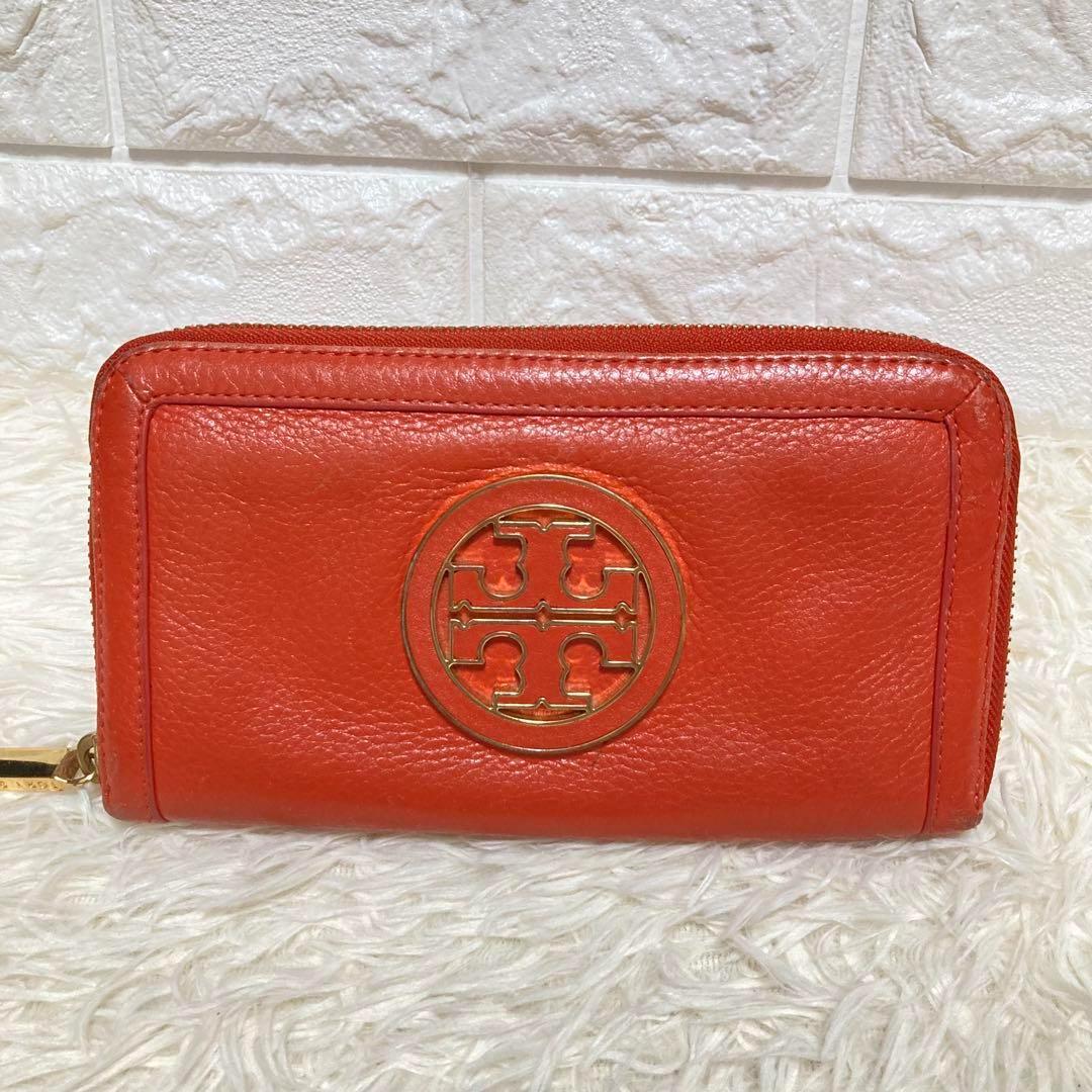 トリーバーチ　超美品！　折り財布　ラウンドファスナー　エンボスロゴ　シボ革 トリーバーチ超美品！折り財布ラウンドファスナーエンボスロゴシボ革