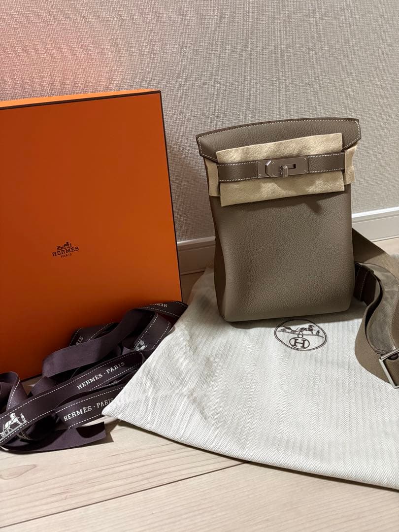 エルメス アッカドPM エトゥープ シルバー金具 新品未使用 エルメス アッカドPM エトゥープ シルバー金具 新品未使用