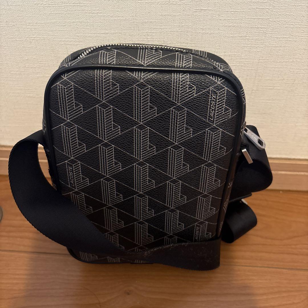 国内完売 LACOSTE モノグラムバーティカル ショルダーバッグ