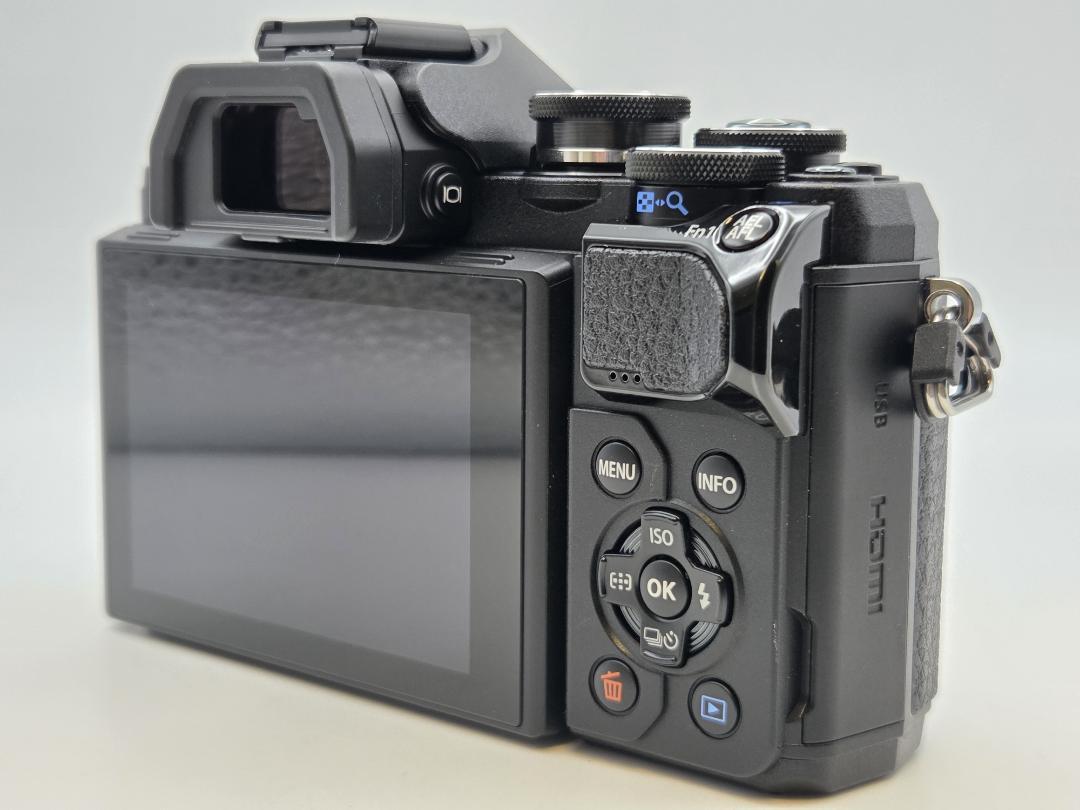 ●ほぼ新品● OLYMPUS OM-D E-M10 MarkⅢ ボディ ブラック