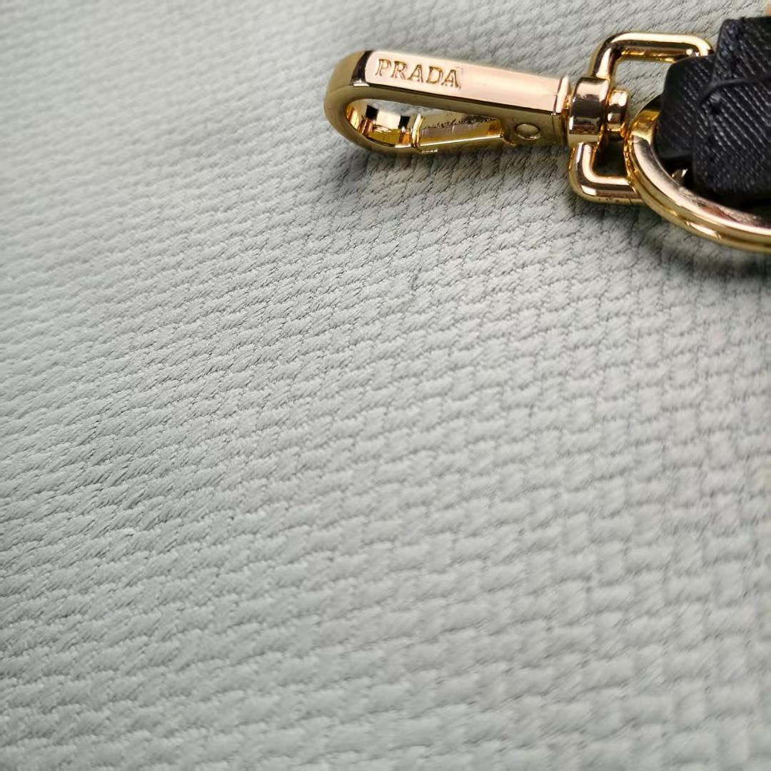 【美品】プラダ サフィアーノレザー キーリング チャーム ブラック PRADA