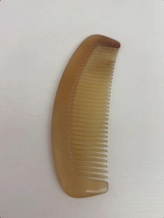 ベージュ プラスチックコーム 手のひらサイズ