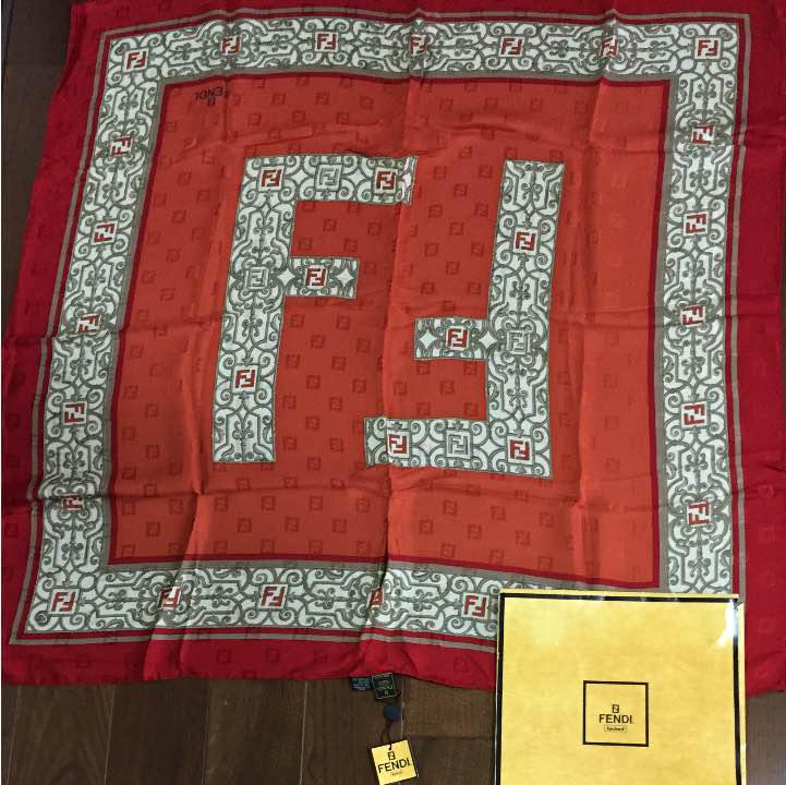 FENDI シルクスカーフ 新品 お値下げしました。 FENDI シルクスカーフ 新品 お値下げしました。
