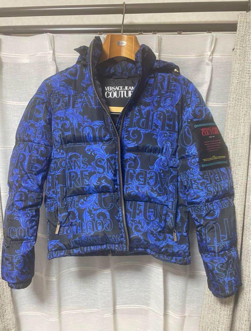 【関税込み】Versace ブルー バロッコ ダウンジャケット Versace バロッコ シルエット パデッドジャケット | ブラック