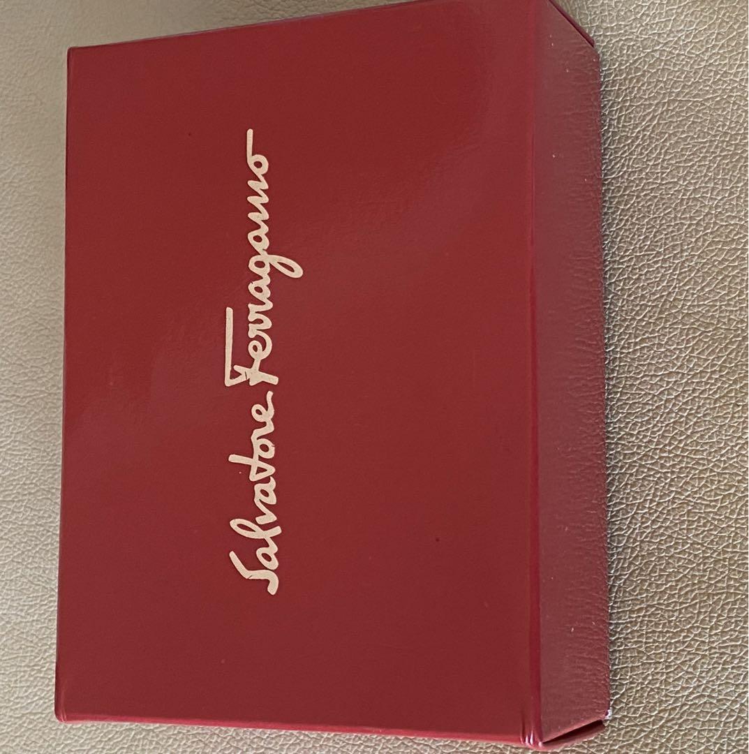 本日限定Salvatore Ferragamoフェラガモ　ヴァラリボンミニポーチ