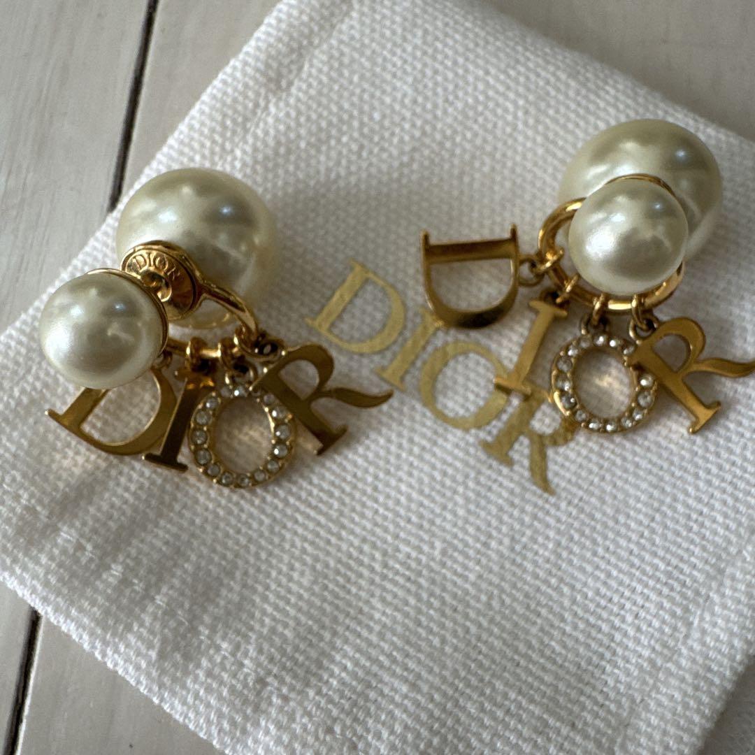 Dior パール ロゴ ピアス