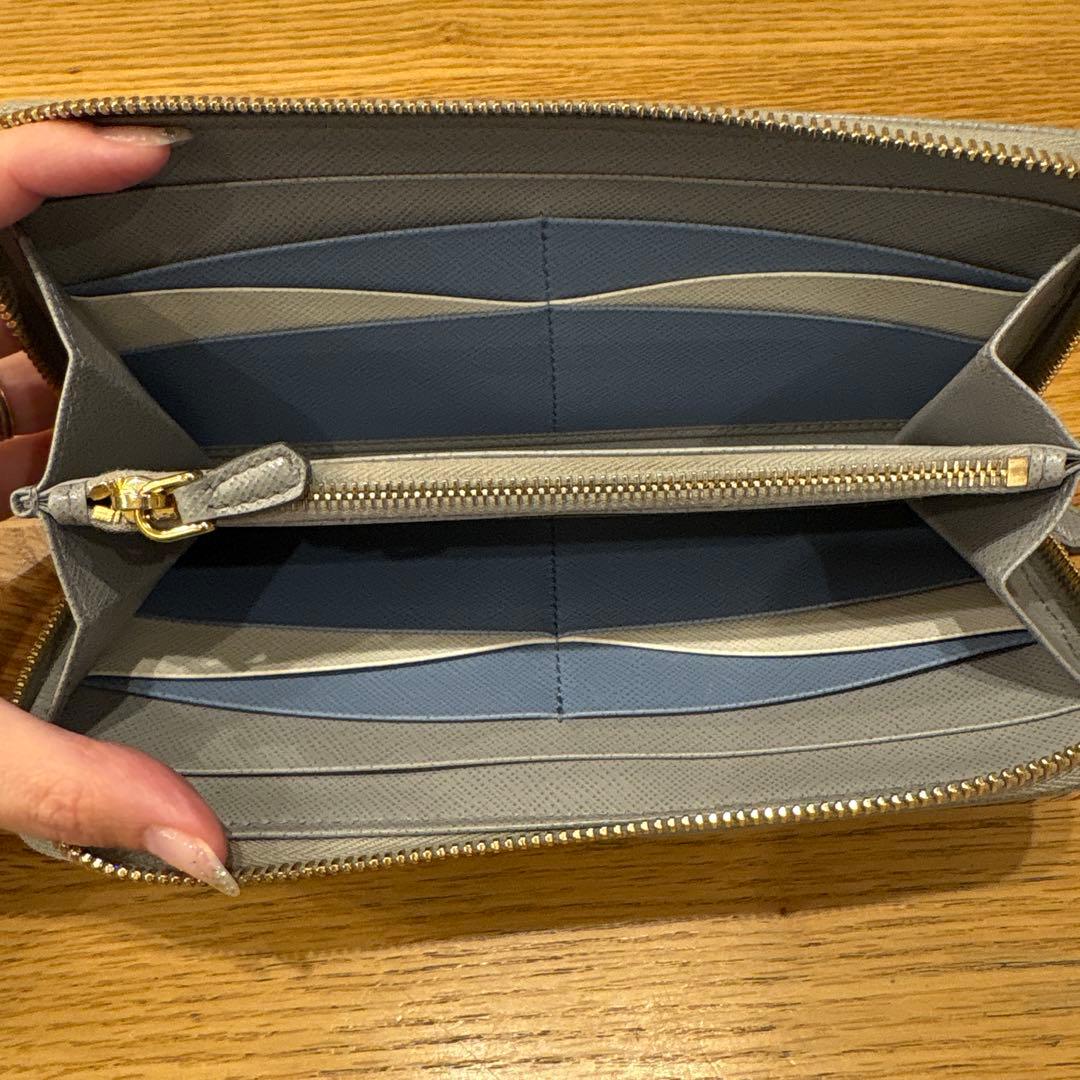 PRADA グレー 長財布 ゴールドロゴ PRADA グレー 長財布 ゴールドロゴ