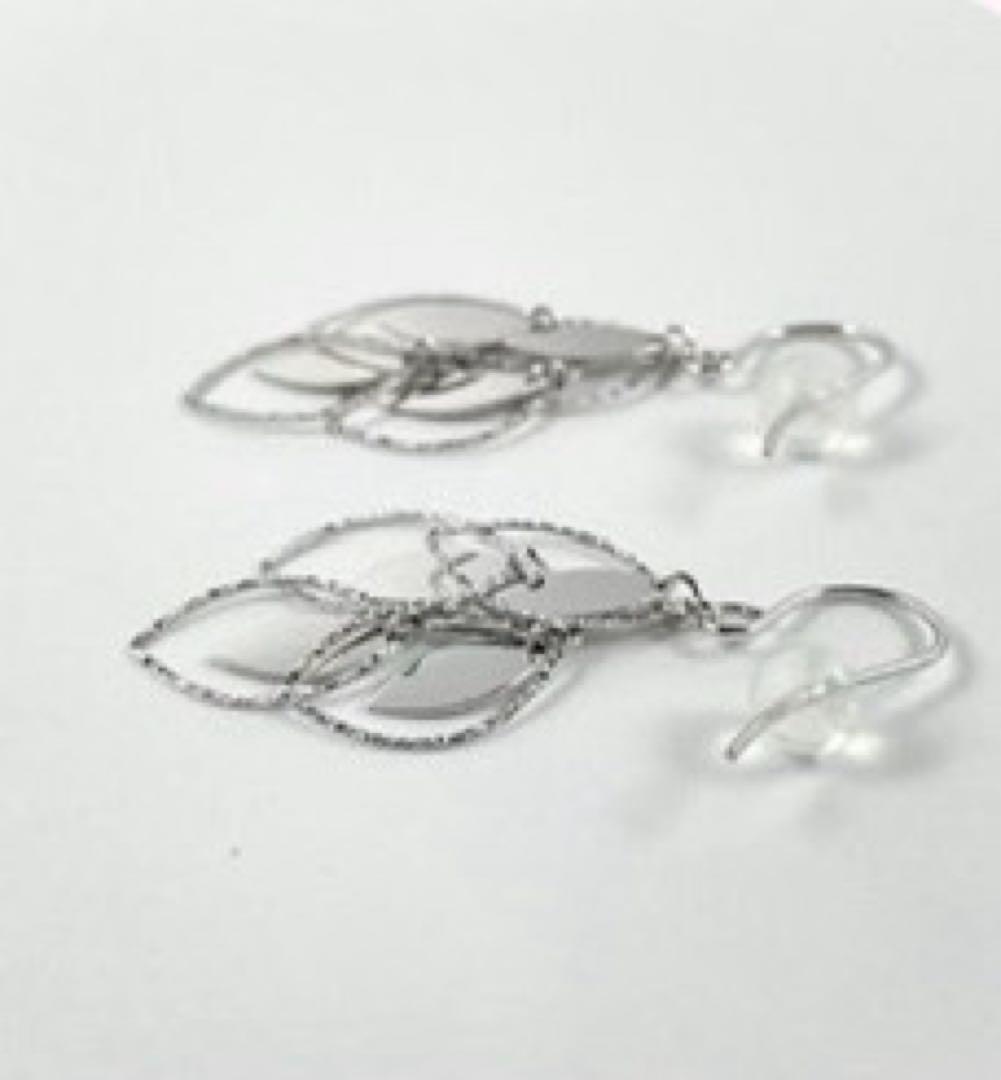 リーフモチーフのエレガントピアス 18KWG リーフモチーフのエレガントピアス 18KWG