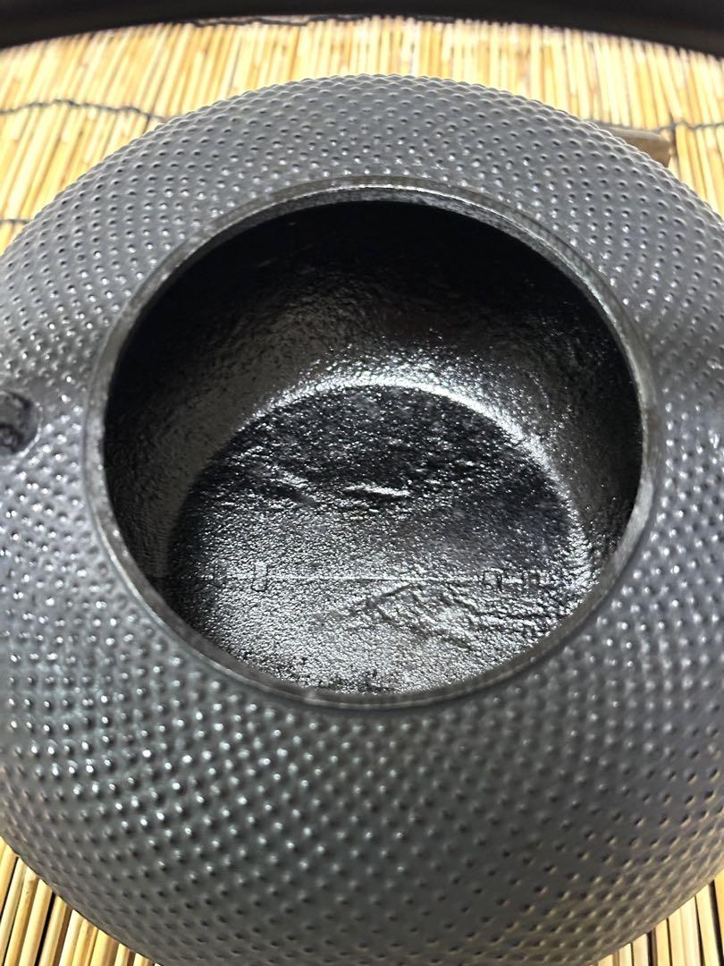 新品、未使用品、供箱、付属品付　南部及富 宝星堂造　１８型アラレ　南部鉄瓶　鉄瓶