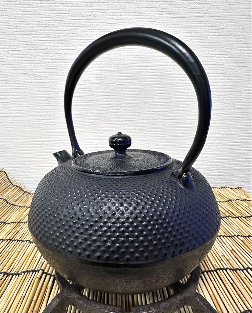新品、未使用品、供箱、付属品付　南部及富 宝星堂造　１８型アラレ　南部鉄瓶　鉄瓶