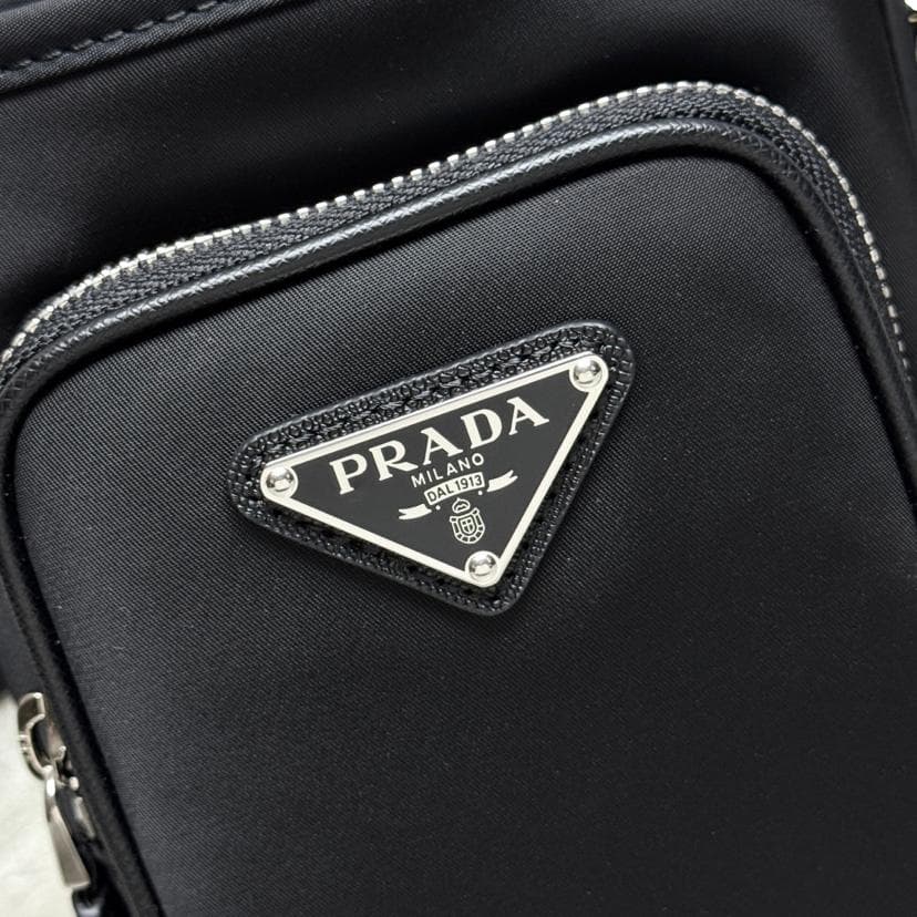 PRADA ブラック スマホショルダーバッグ PRADA ブラック スマホショルダーバッグ