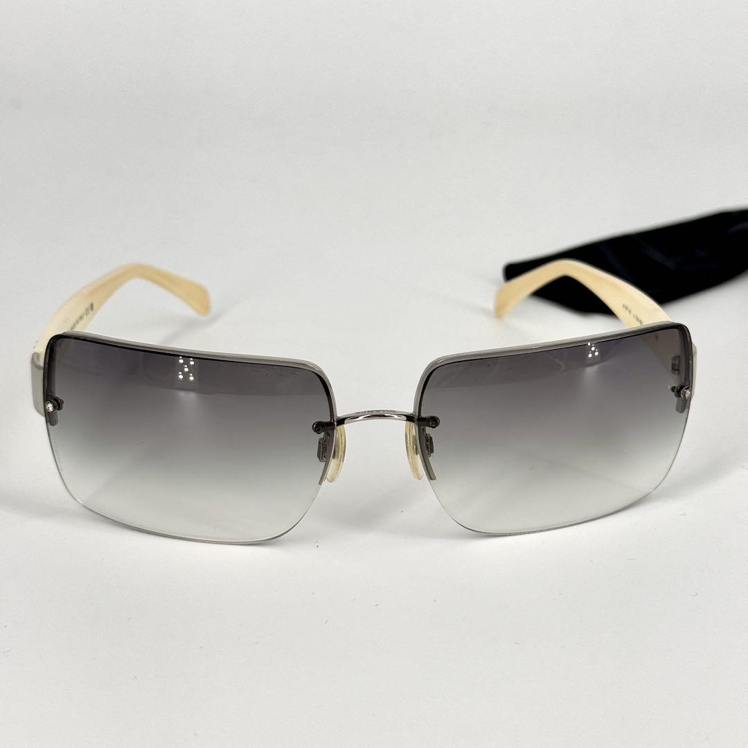 【60％OFF】 CHANEL グレーΩ リムレス ハーフ 4107-B ホワイト サングラス 小物