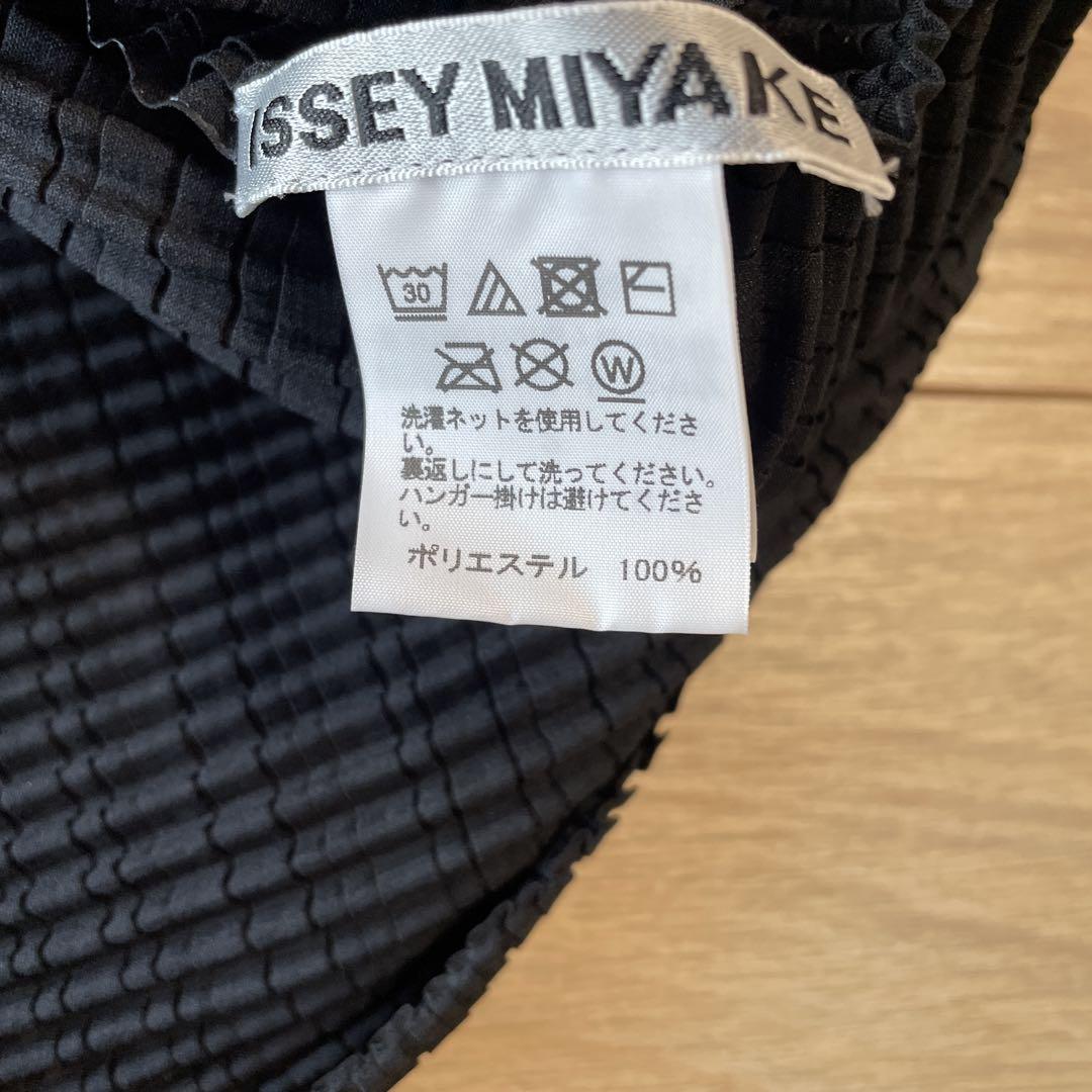 イッセイミヤケ　トップス　 黒
