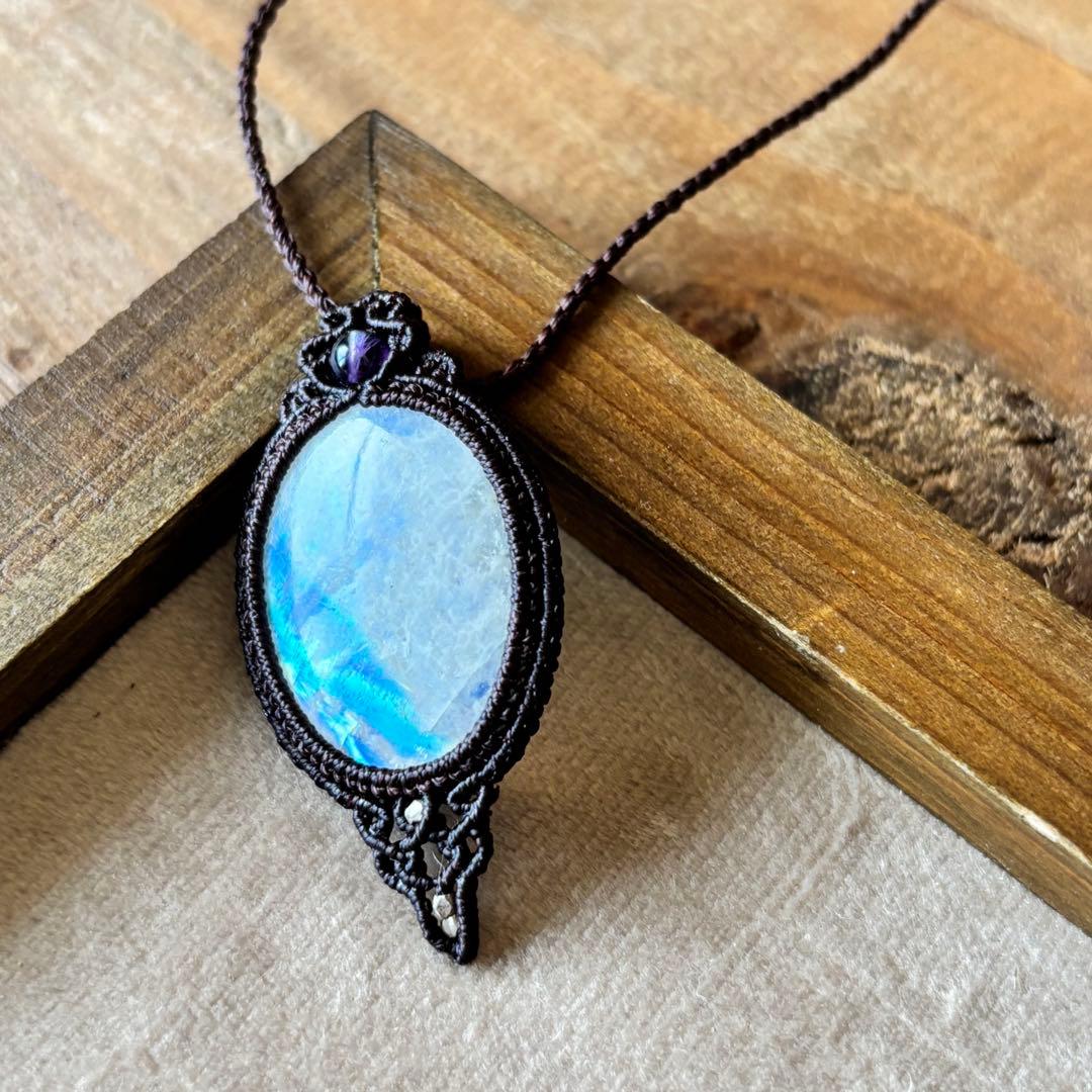 【即購入OK】ホワイトラブラドライトのマクラメネックレス/天然石/茶色/タッセル