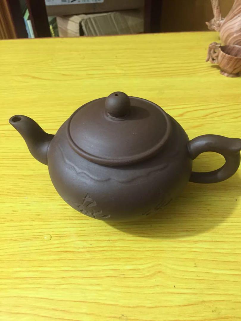 茶色い陶器急須 伝統的デザイン
