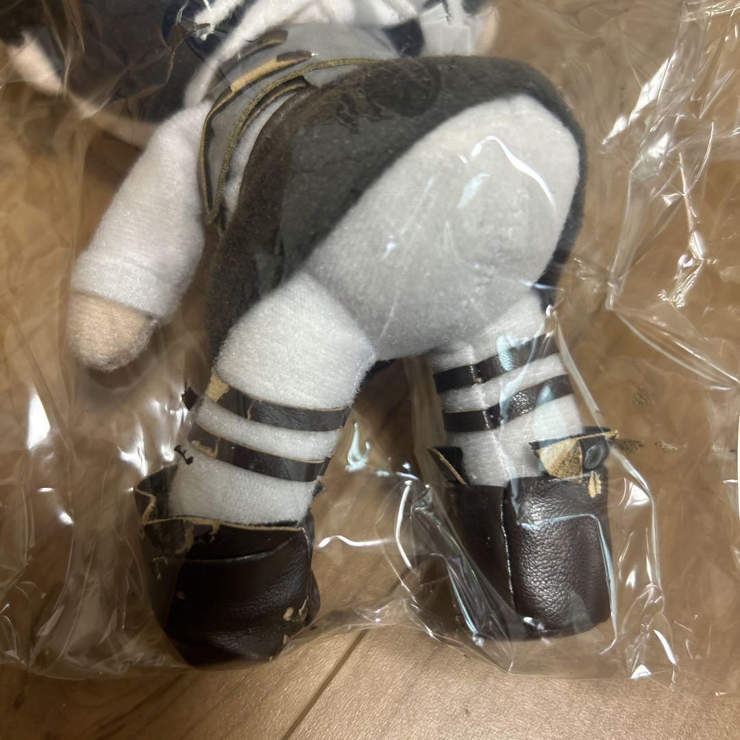 進撃の巨人 ぬいぐるみストラップ リヴァイ お掃除ver - メルカリ
