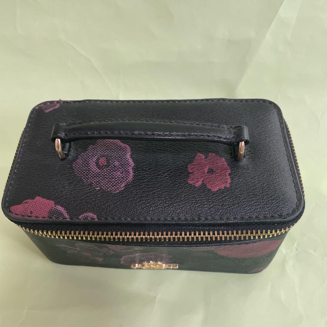 輝く高品質な COACH 美品 化粧ポーチ ハンドル付きバニティー 黒・紫花柄 バッグ