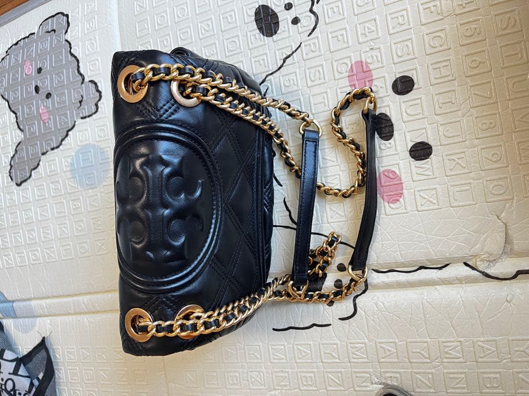 黒いキルティングハンドバッグ